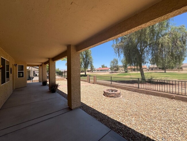 Building Photo - Great spacious home on Huukan Golf Course