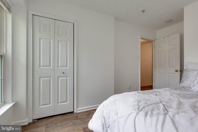 Building Photo - 8893 Papillon Dr