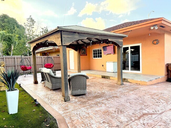 Building Photo - 690 E 6th Pl