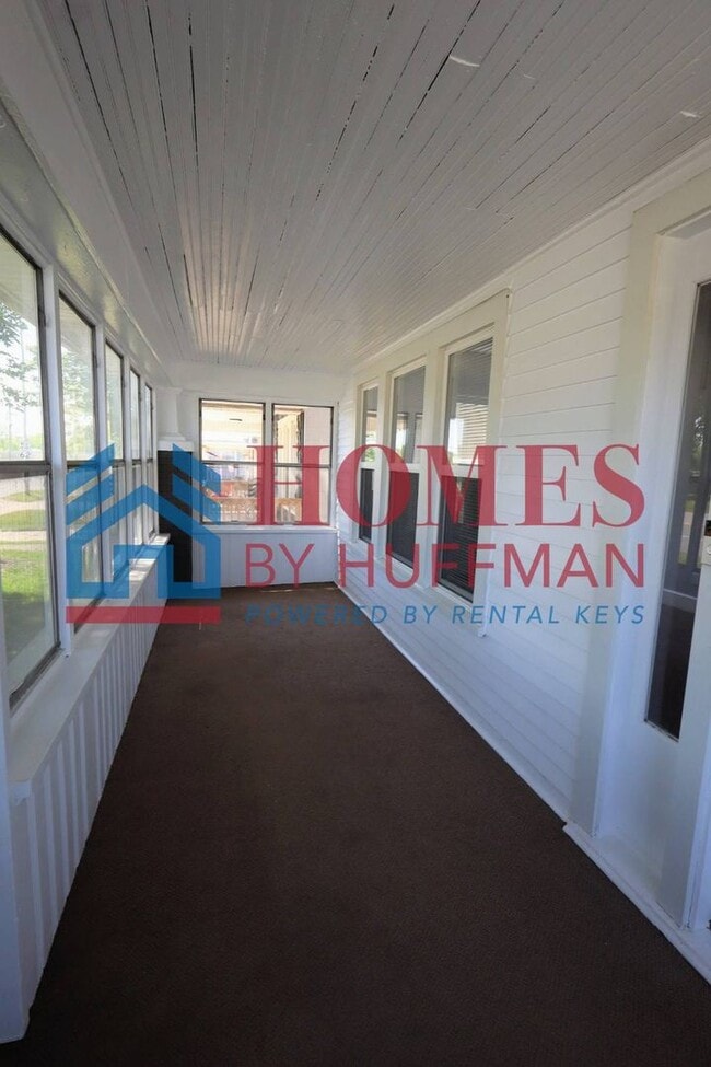 Building Photo - Two Bedroom House