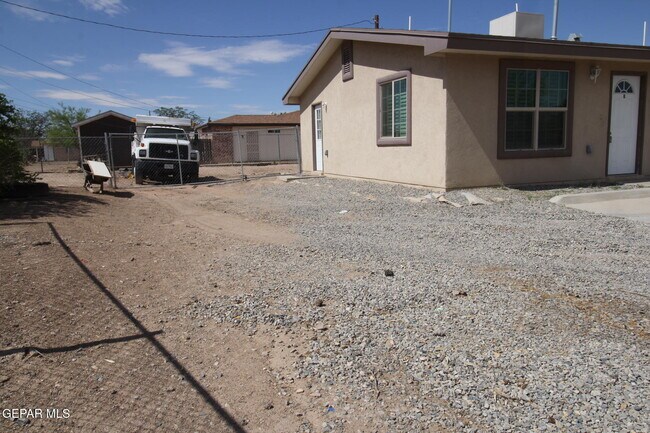 Building Photo - 9145 Begonia Pl