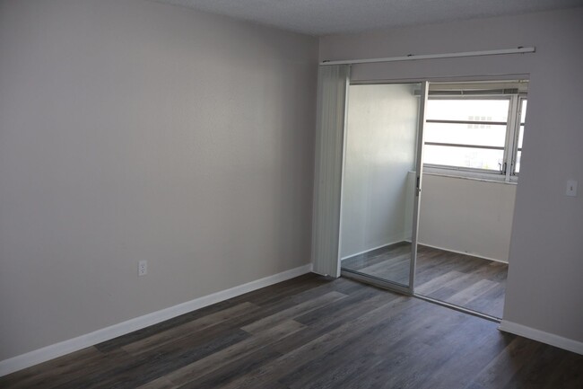 Building Photo - 2/1.5 condo in St Pete - remodeled and upd...