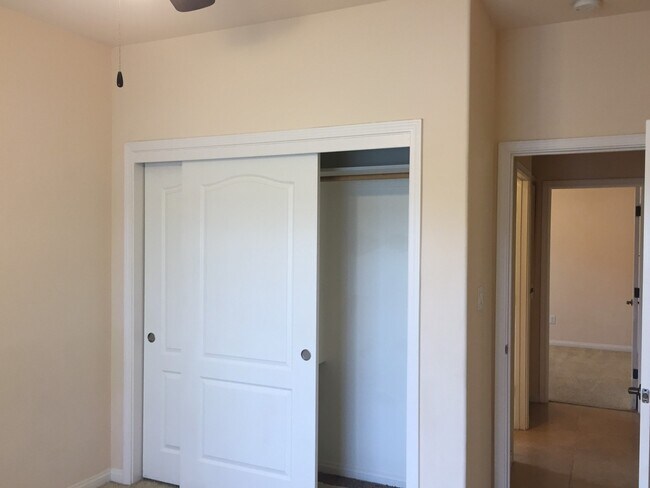 Building Photo - Wonderful 4+2 located North of Stockdale H...