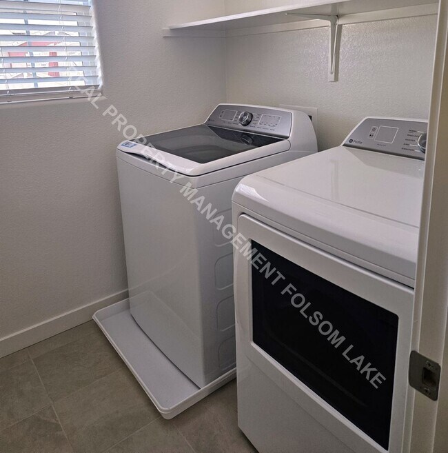 Building Photo - New 3 bedroom 2.5 bath Home in the Riverbl...