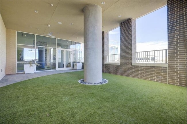 Building Photo - 702 E 11th St