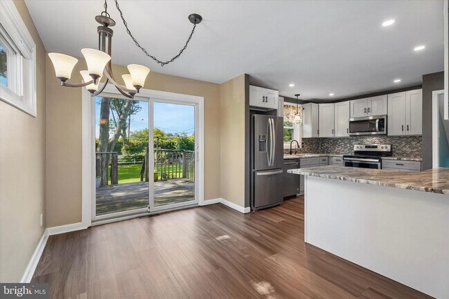 Building Photo - 2176 Meadowview Dr