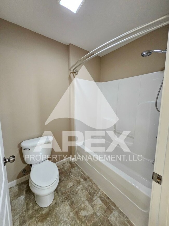 Building Photo - West Knoxville – Beautifully Upgraded - 3 ...