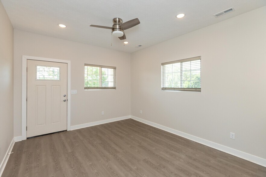 Upstairs Unit A Living Room - 752 N Elder Ave
