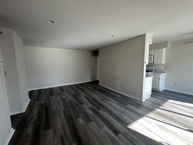 Building Photo - 15050 Burbank
