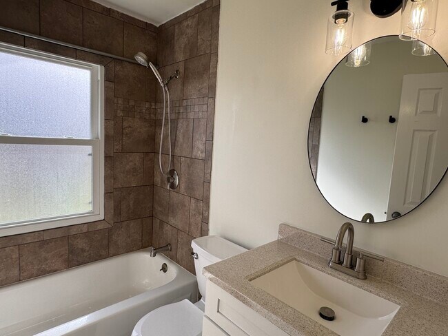 Building Photo - 2319 Pinehurst St