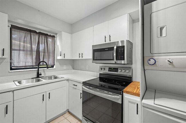 Building Photo - 3317 NE Jeannette Dr