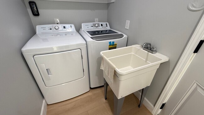 Building Photo - EPIC REA: Charming 2 Bed/ 1 Bath Home in O...