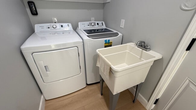 Building Photo - EPIC REA: Charming 2 Bed/ 1 Bath Home in Oakland’s Foothill Neighboorhood