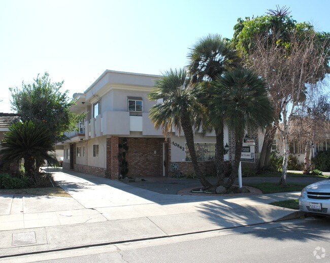 Building Photo - 10842 Huston St
