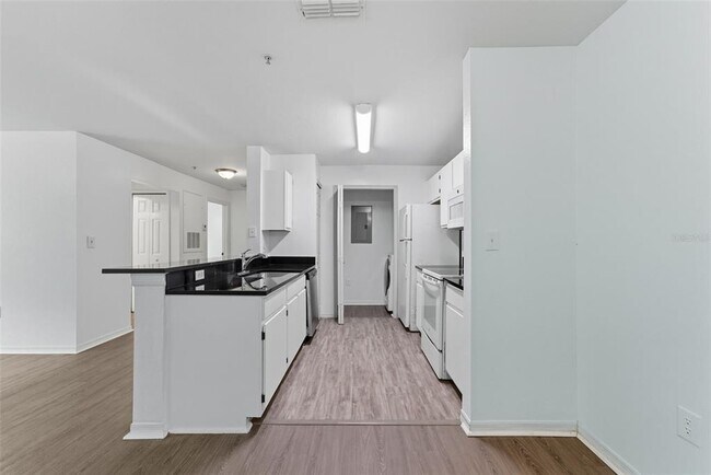 Building Photo - 5459 Vineland Rd