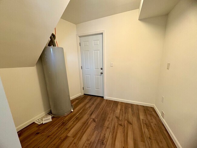 Building Photo - 133 W Maple St