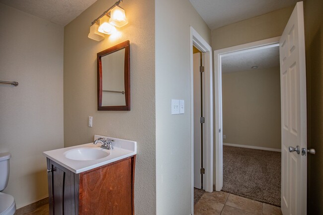 Building Photo - Charming 3 bedroom, 2 bath