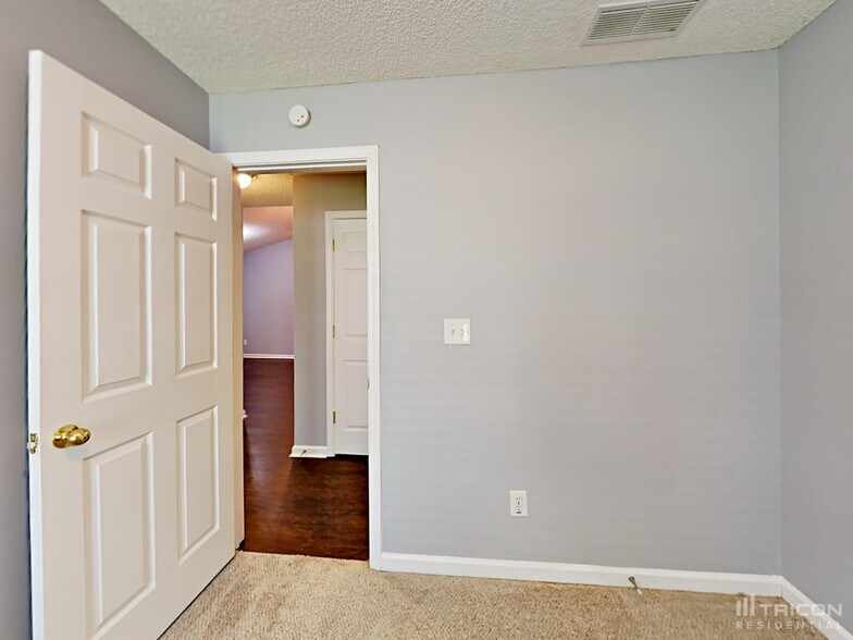 Building Photo - 2177 Red Oak Cir
