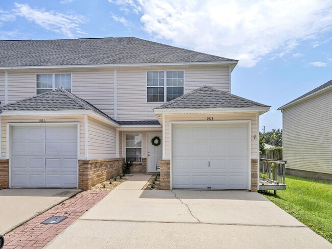 Building Photo - Charming 2-Bedroom Townhouse Retreat on Sc...