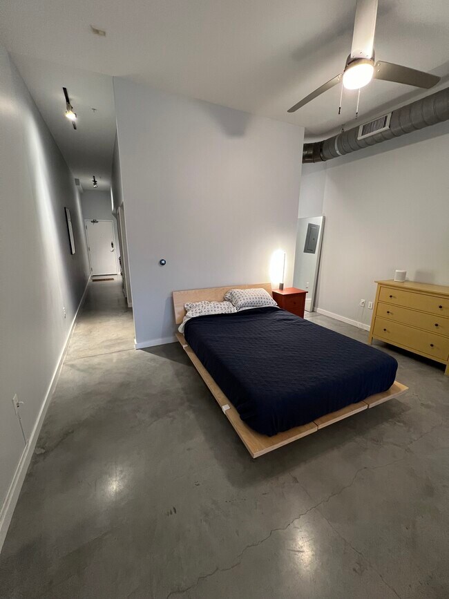 Building Photo - 2124 E 6th St