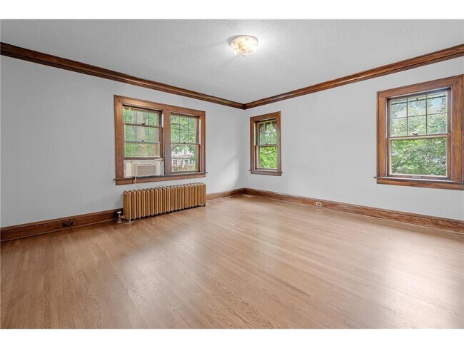 Building Photo - 220 W 40th St