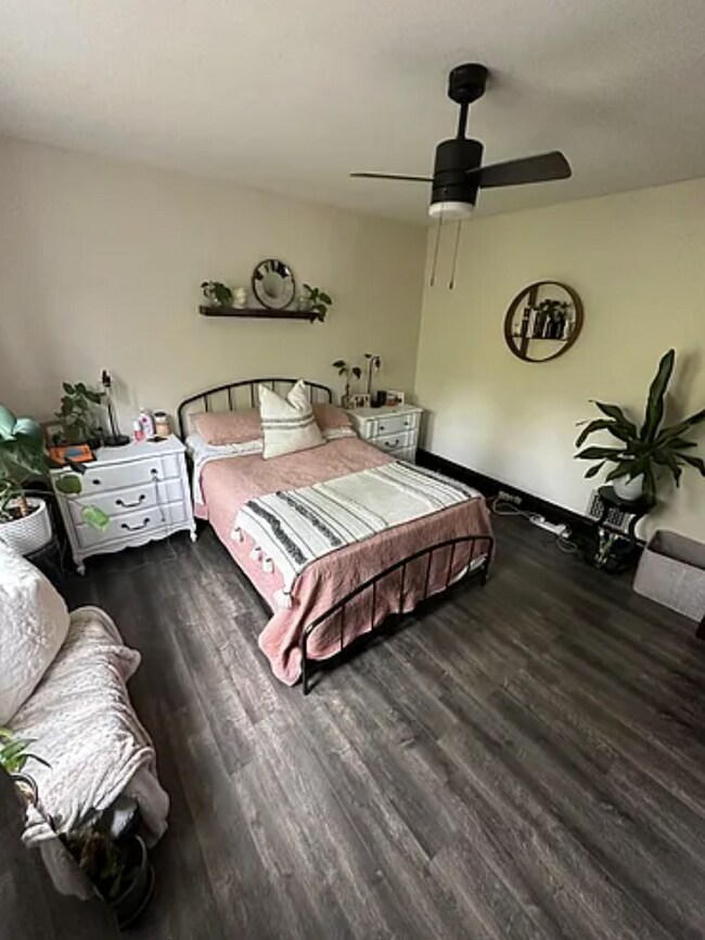 Building Photo - 2 Bedroom House Available Next to UC Campus