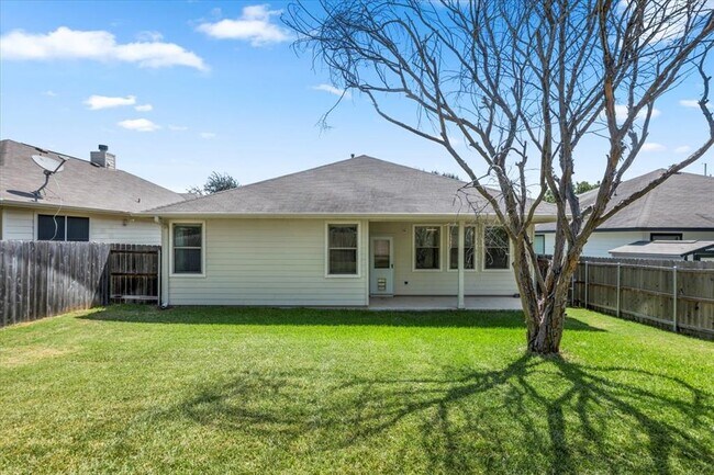 Building Photo - 2041 Livonia Dr