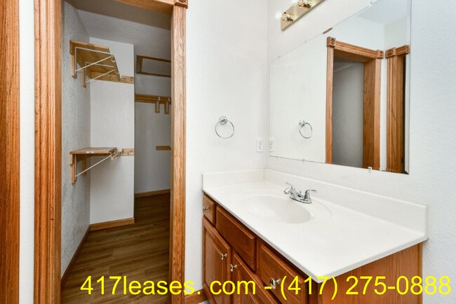 Building Photo - 1257 E Lakewood St