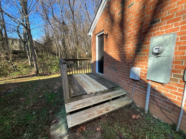 Building Photo - Ready to view! 3 bedroom, 2 bath Brick home in High Point near I-74