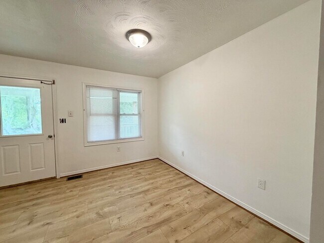 Building Photo - 116 T-Bird Ln