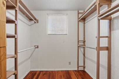 Building Photo - Beautiful Kern Place- 4 bedrooms, 3 baths and Refrigerated AC.