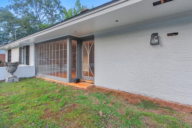 Building Photo - 895 Greg Dr