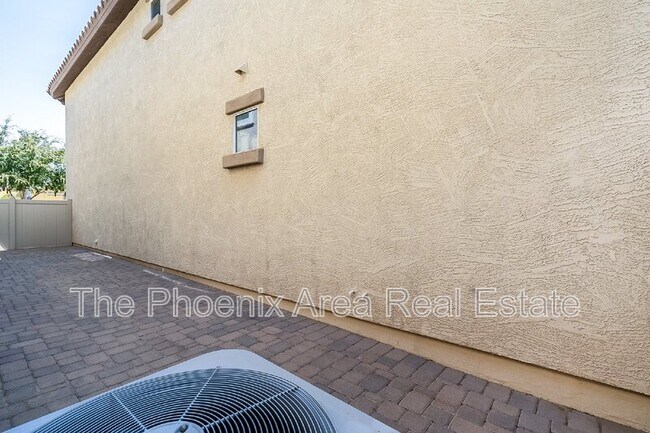 Building Photo - 1055 S Reber Ave