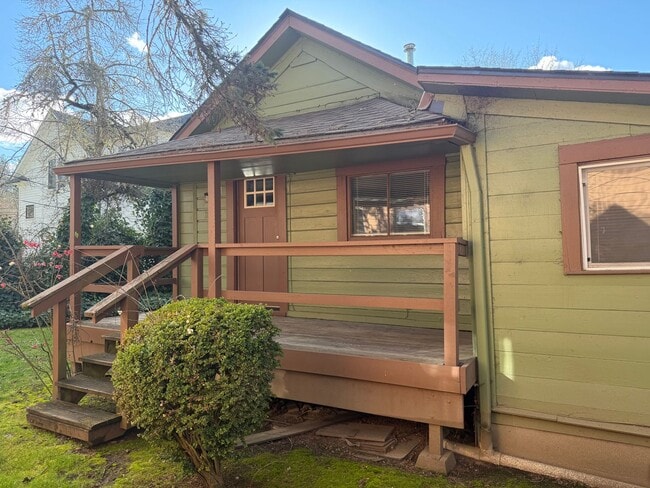 Building Photo - 2 bedroom 1 bathroom house - Close to Campus!