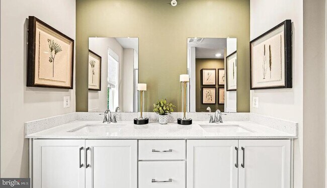 Building Photo - 8 Shamrock Cir