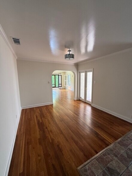 Building Photo - 729 N Harper Ave