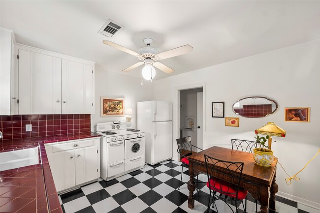 Building Photo - 2114 Saxon Dr