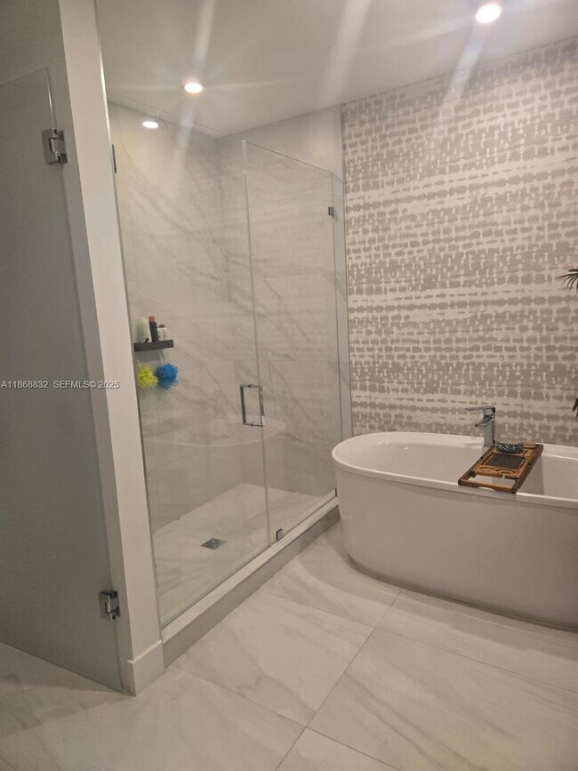 Building Photo - 17550 Collins Ave