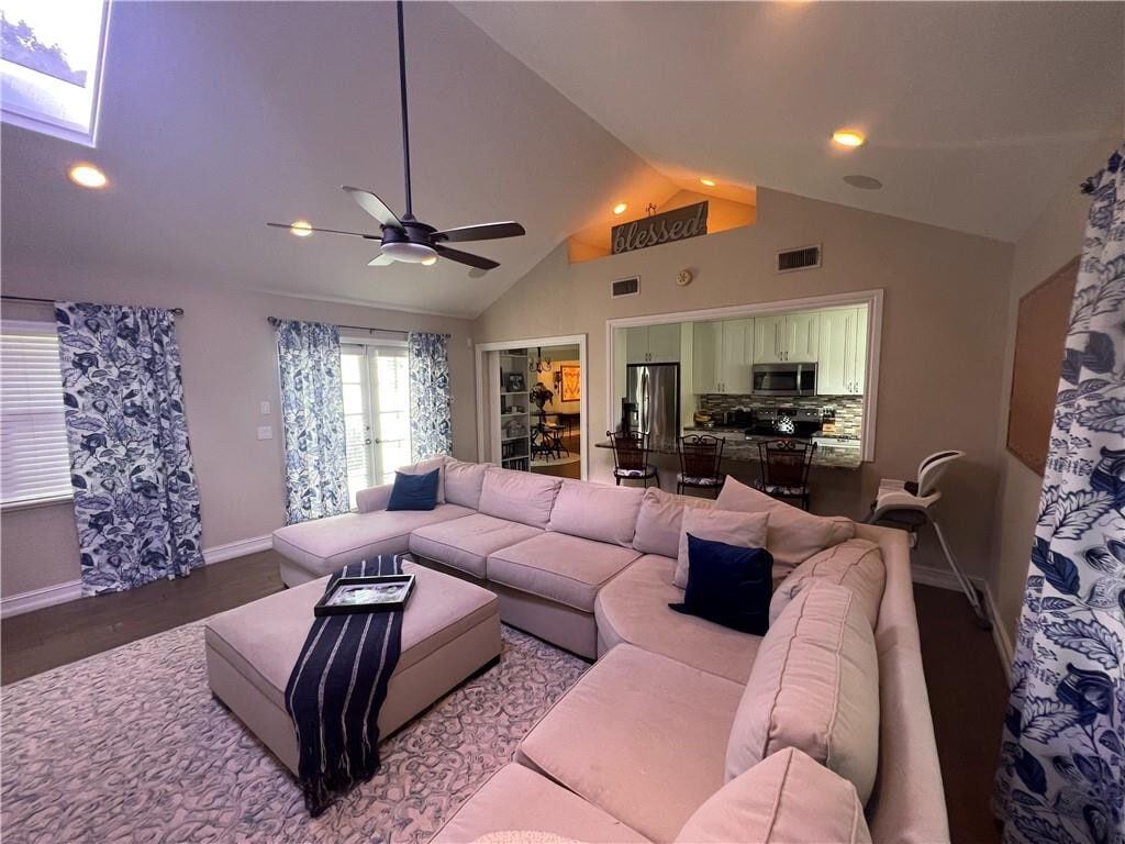 Building Photo - 5068 Beechwood Rd