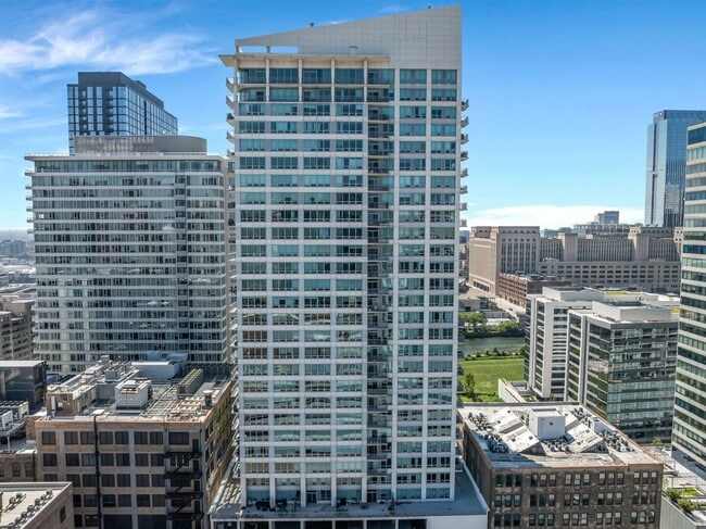 Building Photo - 701 S Wells St