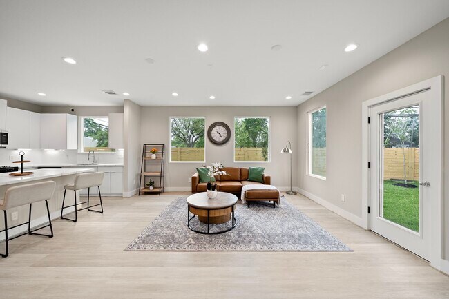 Building Photo - 8672 Easthaven Blvd
