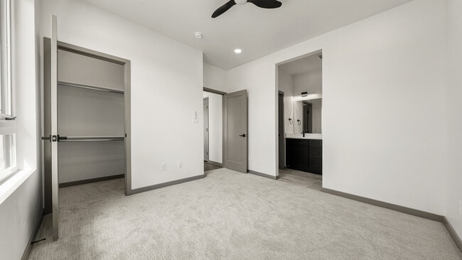 Building Photo - 367 Toms Cyn Dr
