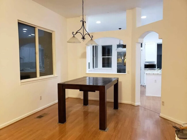 Building Photo - Stylish 4-Bedroom Home Near Red Hawk Golf ...