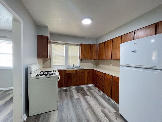 Building Photo - Spacious 3 bedroom home