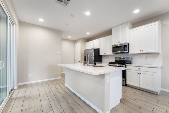 Building Photo - 3 Bedroom Townhome for Rent in Cadence Henderson | Solar Home | Master-Planned Community Near Las...