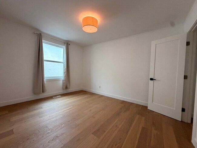 Building Photo - Spacious 4 Bedroom/2Bathroom Home in South San Francisco!