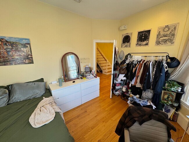 Building Photo - Awesome 6 bed 3.5 bath in Somerville...