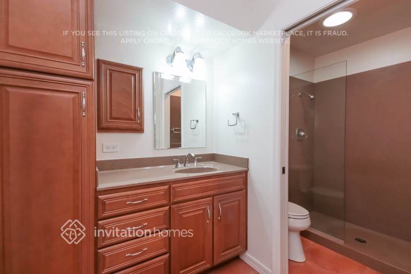 Building Photo - 2234 E Florian Ave