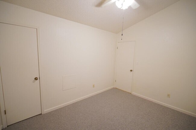 Building Photo - 2335 Parrot Ln