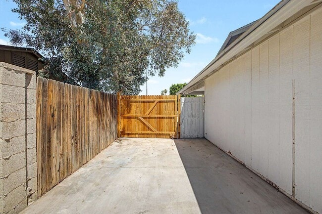 Building Photo - 2303 E Inverness Ave